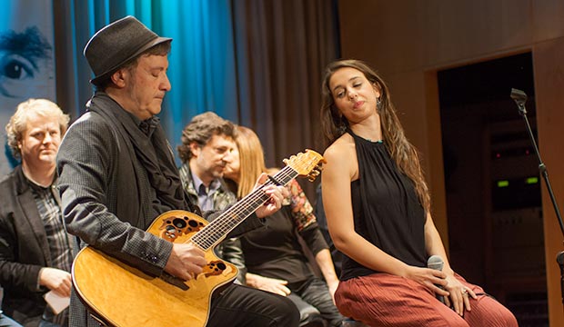 Toni Xuclà y Gemma Humet interpretan Aquesta pau és meva de Salvador Espriu, canción ganadora del VI Certamen Terra i Cultura Miquel Martí i Pol. © Xavier Pintanel