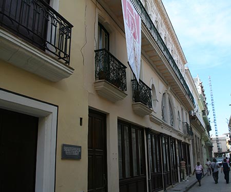 El emblemático edificio del Centro Cultural Pablo de la Torriente Brau situado en la calle Murallas de La Habana vieja. © Xavier Pintanel