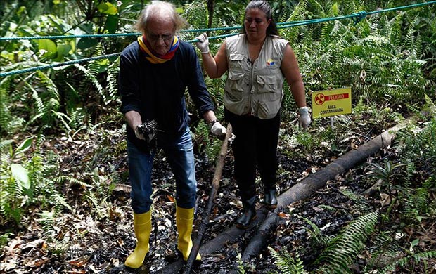 Luis Eduardo Aute visita el pozo Aguarico 4 en la Amazonía ecuatoriana.