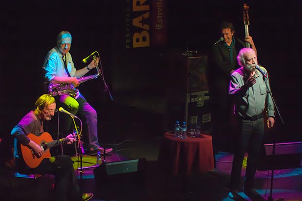 Javier Krahe con su banda habitual formada por Andreas Prittwitz (flautas y saxos), Javier López de Guereña (guitarra) y Fernando Anguita (contrabajo) con quienes ha grabado su último disco «Las diez de últimas». © Xavier Pintanel