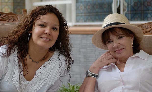 Lynn Milanés con su madre Yolanda Benet, que inspiró la famosa canción de Pablo Milanés «Yolanda».