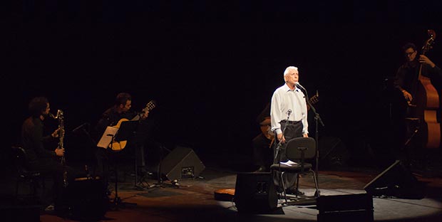 Raimon en el concierto celebrado en L'Auditori de Barcelona el pasado 9 de noviembre. © Xavier Pintanel