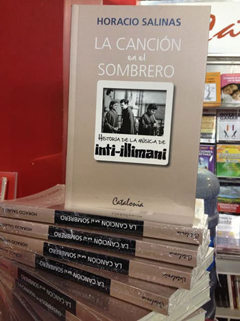 Ejemplares del libro «La canción en el sombrero» de Horacio Salinas.