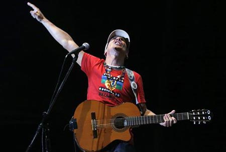 El artista franco-español Manu Chao durante su concierto en Santiago de Chile. © EFE