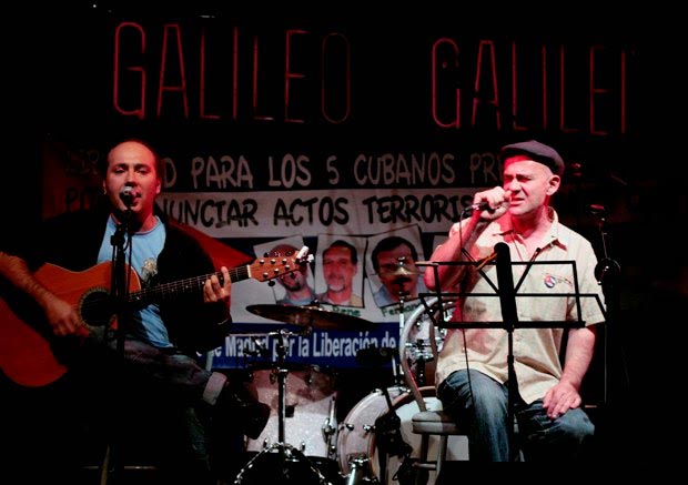 Germán Coppini acompañado a la guitarra por Armando Martínez durante su actuación en la Sala Galileo de Madrid. © Juan Miguel Morales