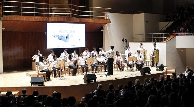 La Orquesta de Instrumentos Reciclados de Cateura (Paraguay).