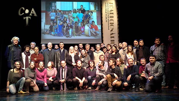 Foto de familia con algunos de los músicos que participarán en el XXVII Festival Folk Internacional Tradicionàrius en la conferencia de prensa celebrada hoy en el CAT de Barcelona. © Xavier Pintanel