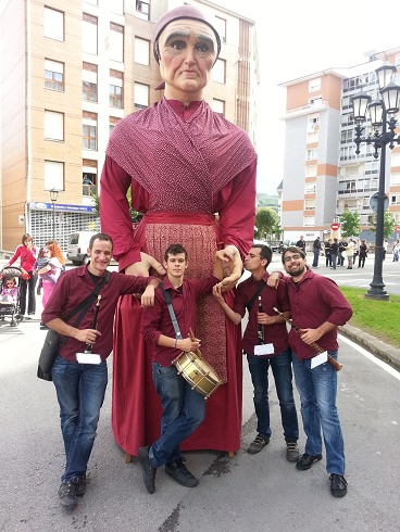 Grupo de grallers Els Laietans, de gira por Cantabria, con una de las Gigantillas de Santander © Els Laietans (2013)