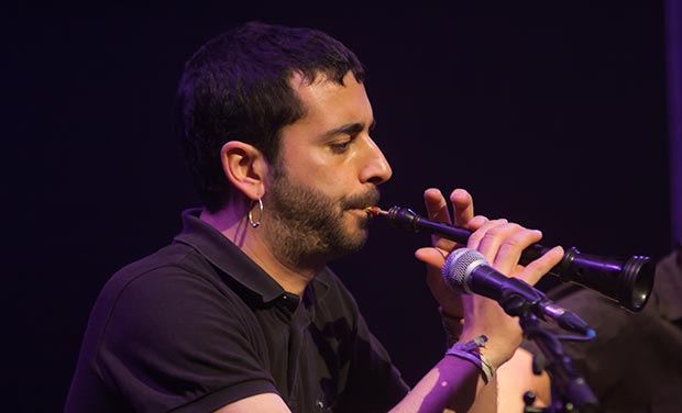 Miquel Gironès, dolçainer del grupo valenciano Obrint Pas. © Xavier Pintanel