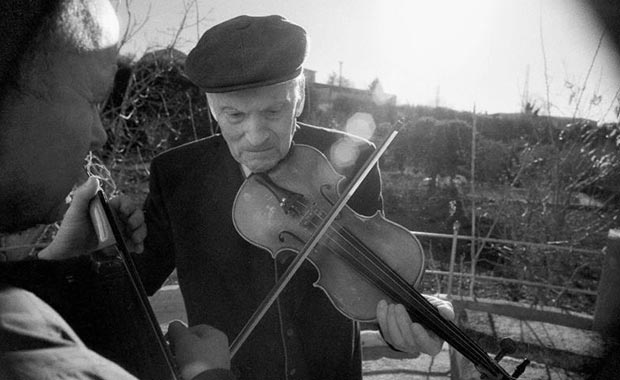 Fotografía cedida por la Editorial Traspies. Retrato de Doroteo Hidalgo, violinista autodidacto de la aldea de Charilla (Alcalá la Real, Jaén), que falleció el año pasado a los 99 años, y que es uno de los personajes incluidos en el libro de viajes «El corazón de la besana», en el que el profesor de Música Ramón Rodríguez ha consignado el folclore rural de Andalucía Oriental, que considera al borde de la extinción. © Antonio G. Olmedo