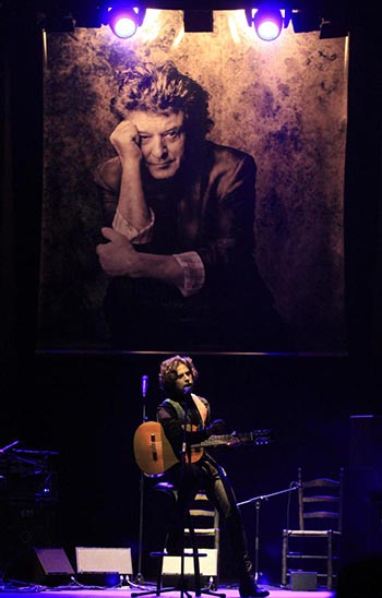 El guitarrista Kiki, hijo de Enrique Morente, durante el concierto que la familia del cantaor ha ofrecido en homenaje a su padre. © EFE