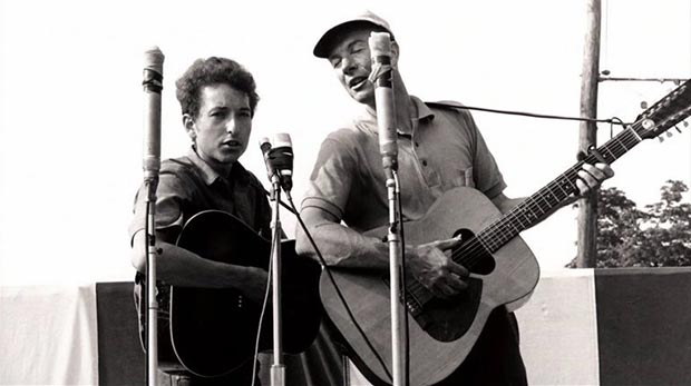 Pete Seeger con su aventajado alumno, un joven Bob Dylan.