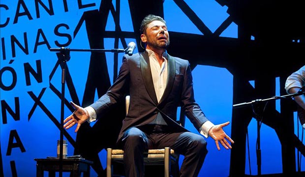 El cantaor Miguel Poveda durante la última gala de la 53 edición del Festival Internacional del Cante de las Minas. © EFE