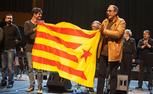 Pere Camps —director del festival BarnaSants— y el actor Joel Joan sostienen la «estelada», símbolo de independentismo catalán. © Xavier Pintanel