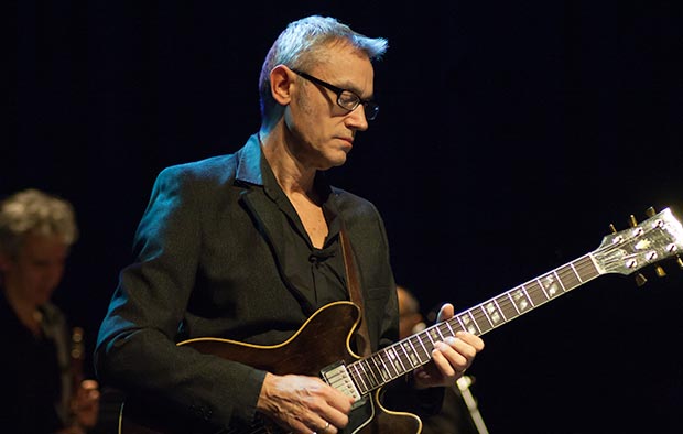 El bluesman y ahora también cantautor Amadeu Casas acompañó, como es habitual, a Francesc Pi de la Serra. © Xavier Pintanel