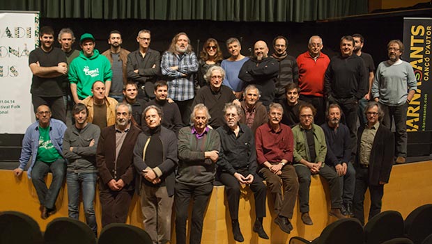 Foto de familia con todos los artistas participantes en el concierto homenaje al general Moragues, un espectáculo mejor guionizado y con mucho más ritmo que el del pasado 29 de junio en el Camp Nou. © Xavier Pintanel