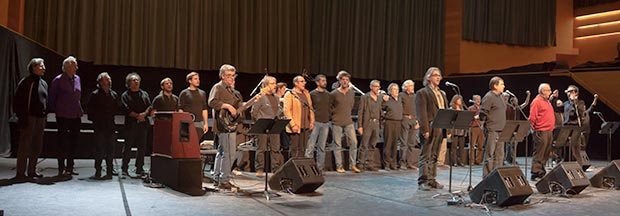 El concierto terminó con todos los artistas en el escenario cantando el «Tio Canya» de Al Tall como antesala de tres himnos: «La Balenguera», himno oficial de las Baleares cantado por Maria del Mar Bonet; «La Muixeranga», reivindicado como himno de Valencia por algunos sectores del país, interpretado extraordinariamente por Miquel Gironès con la «dolçaina»; y finalmente «Els Segadors», himno oficial de Cataluña, interpretado por La Nova Euterpe (en la foto). © Xavier Pintanel