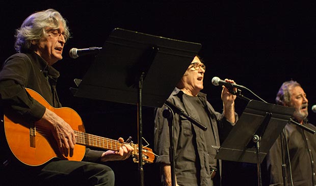 El grupo Coses grupo muy reconocido a finales de los setenta, ha reiniciado su andadura después de 35 años. Presentaron en el concierto «Via Fos Sagramental», un anónimo del sXIX, «Goigs en llaor de Felip V»; otro anónimo de principios del sXX y «Au jovent!», todo un himno para una generación. © Xavier Pintanel