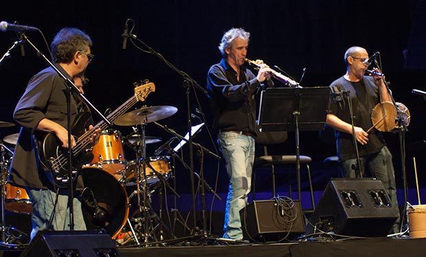 El grupo Mesclat, dirigido por Marcel Casellas (a la izquierda) sirvió de grupo de soporte para todo el concierto. © Xavier Pintanel