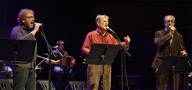 Miquel Gil, Vicent Torrent y Manolo Miralles; miembros del recientemente desaparecido grupo valenciano Al Tall; interpretaron «Lladres que entreu per Almansa» (Ladrones que entráis por Almansa) de su cantata «Quan el mal ve d