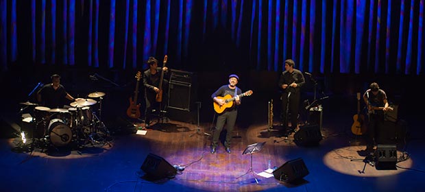 Javier Ruibal, voz y guitarra española, estuvo acompañado de: José Recacha, guitarras electro-acústica y eléctrica; Dani Escortell, bajo y contrabajo eléctricos, Javi Ruibal, batería y percusiones; Diego Villegas, armónica, saxo soprano y flauta traversa. © Xavier Pintanel