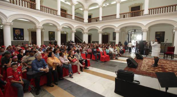 Músicos venezolanos rindieron homenaje a Simón Díaz en la Casa Amarilla © AVN