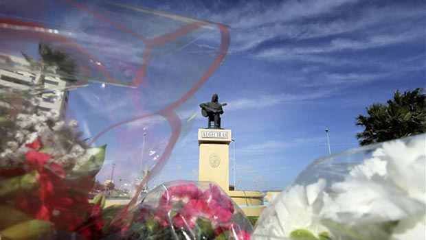 Ramos de flores a los pies de la estatua de Paco de Lucía que preside la rotonda situada a la entrada de Algeciras ciudad natal del músico. © EFE