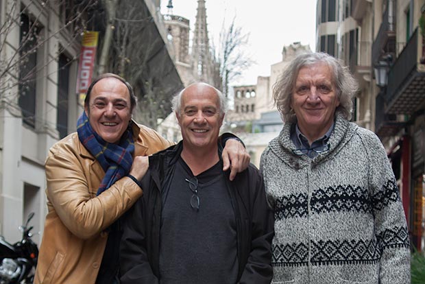 Pere Camps, director del festival BarnaSants; Joan Isaac y Sergio Sacchi, director del festival Tenco y guionista de «Cançons d’amor i anarquia». © Xavier Pintanel