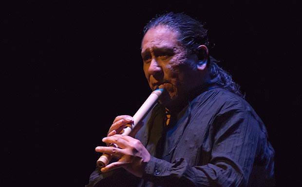 Juan Flores, del Inti-Illimani, tocando la quena. © Xavier Pintanel