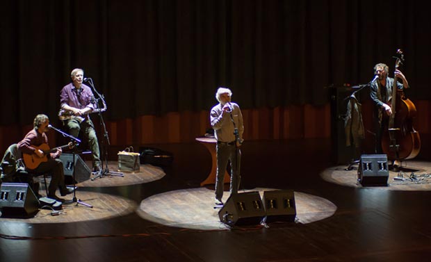 De izquierda a derecha: Javier López de Guereña (Guitarras española, acústica, eléctrica y coros), Andreas Prittwitz (Saxos, clarinete, flauta dulce y coros), Javier Krahe y Fernando Anguita (Contrabajo y coros) en el Auditori de Barcelona dentro del Festival BarnaSants. © Xavier Pintanel