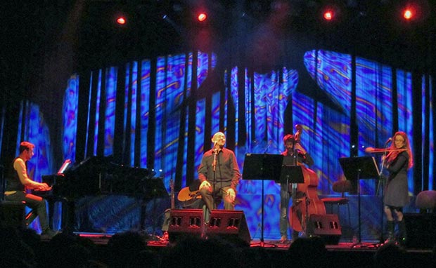 Albert Fibla canta a Paolo Conte en el Festival Barnasants 2014 © Carles Gracia Escarp