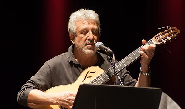 El italo-argentino Juan Carlos Biondini cantó «Éste y aquel» de Fernando Gualtieri sobre el asesinato del general Falcón perpetrado por Simon Radowitzky en respuesta a la represión policial ordenada por el militar en la «Semana Roja» de 1909 que causó más de 80 muertos. © Xavier Pintanel