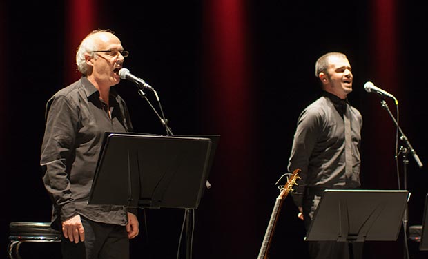 Joan Isaac y Olden protagonizaron otro de los momentos álgidos del programa en una interpretaron a capella de «Sacco e Vanzetti» acerca de los dos anarquistas ejecutados en la silla eléctrica en 1927. © Xavier Pintanel