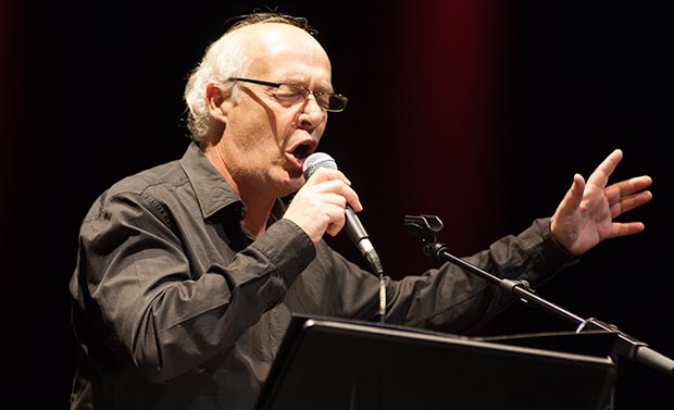 Joan Isaac interpreta una sentida y épica canción «La Semaine sanglante» de Jean-Baptiste Clément y Pierre Dupont en memoria de la masacre de la Comuna de París (1871). © Xavier Pintanel