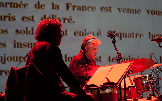 Jordi Camp al bajo y Lluís Ribalta a la percusión. Un verdadero lujo. © Xavier Pintanel