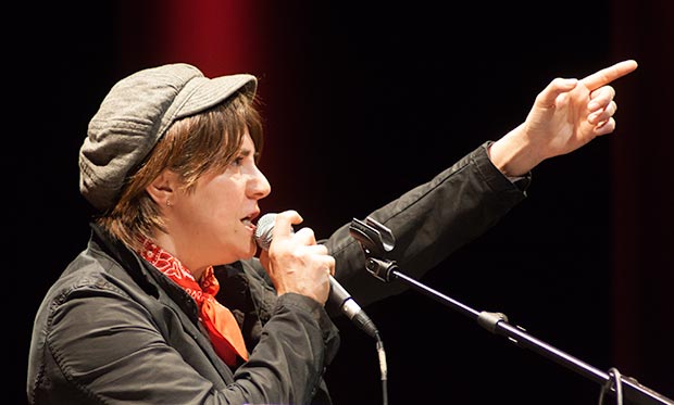 Uno de los momentos más intensos de la noche lo protagonizó Sílvia Comas con su interpretación de «La locomotora» de Francesco Gucini, una balada muy dylaniana que cuenta la historia de un ferroviario que lanzó una locomotora a toda velocidad contra un tren de lujo en Bolonia en 1893. © Xavier Pintanel