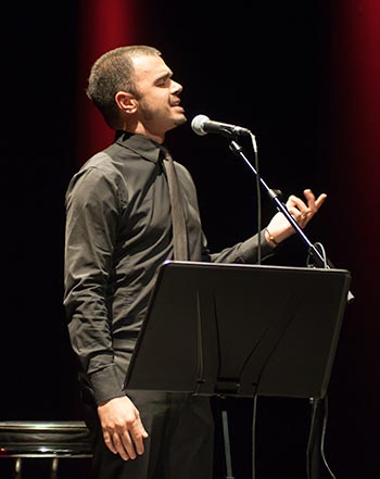 El cantante italiano Olden sorprendió por su potente voz y gran expresividad. Interpretó «Adio Lugano Bella». © Xavier Pintanel