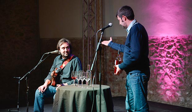 Roger Mas maridó un vino rosado con sus primeras canciones. © Decanta