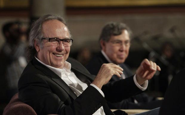 Joan Manuel Serrat y Cuauhtémoc Cárdenas Solorzano durante la ceremonia de conmemoración. © Yazmín Ortega Cortés