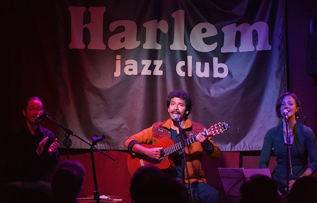 Pablo Giménez, Gaddafi Núñez y Ana Karina García en el Harlem Jazz Club de Barcelona. © Xavier Pintanel