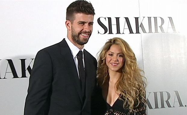 El futbolista del Fútbol Club Barcelona Gerard Piqué y la cantante Shakira en la presentación del disco de la colombiana en Barcelona. © EP