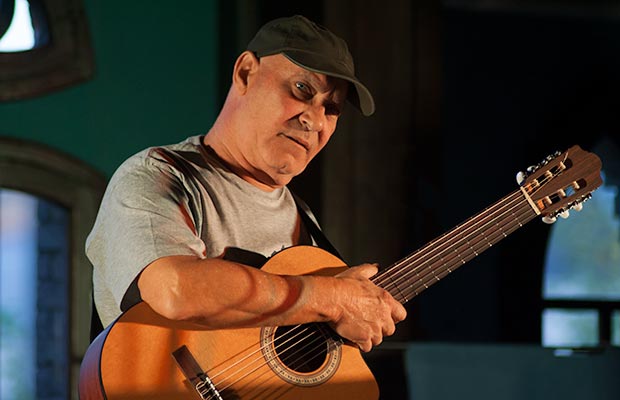 Vicente Feliú en el concierto que ofreció ayer viernes en la Casa Golferichs de Barcelona como antesala de la presentación del domingo en el festival BarnaSants. © Xavier Pintanel