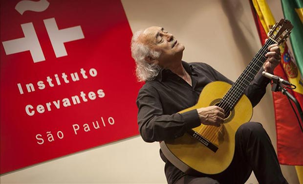 El cantautor español Amancio Prada interpreta su música durante un recital organizado por el Instituto Cervantes de Sao Paulo, en el marco de la gira «Trovadores, místicos y románticos», una serie de recitales interpretados por Prada que recorre las sedes de los Institutos Cervantes de Brasil durante el mes de abril. © EFE