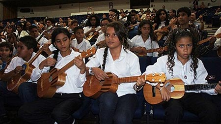 Repartidos 10.000 cuatros en las escuelas venezolanas