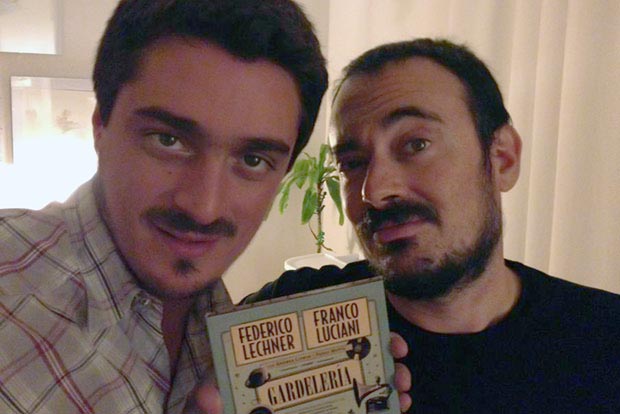 Franco Luciani y Federico Lechner sostienen un ejemplar de «Gardelería».