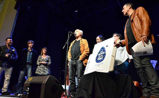 Joan Isaac recibe el premio excepcional de la crítica por su espectáculo «Cançons d’amor i anarquia». © Núria Trulla Macia