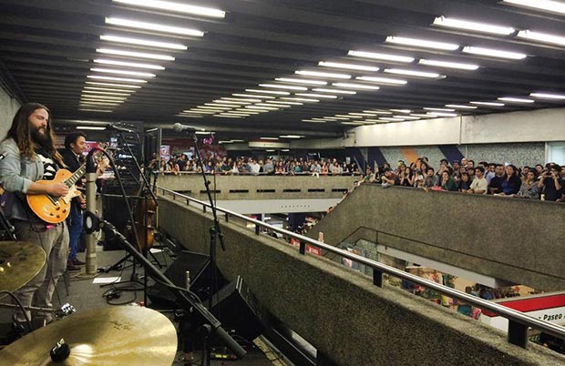 Nano Stern en la estación Universidad de Chile del Metro.