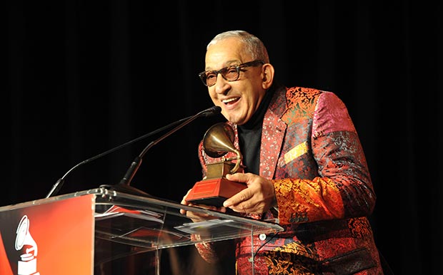 Juan Formell recibiendo el Grammy Latino a la Excelencia en 2013. © Rodrigo Varela/WireImage.com