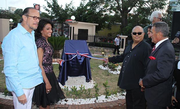 El ministro de Cultura, José Antonio Rodríguez; la primera dama, Cándida Montilla de Medina; y Pablo Milanés inauguran una plaza en honor a Sonia Silvestre recientemente fallecida.