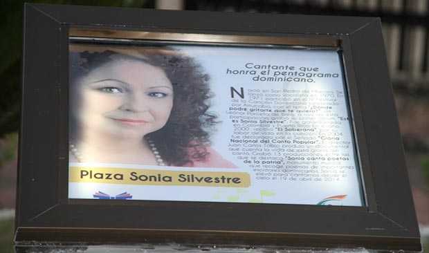 Placa descubierta en la nueva Plaza Sonia Silvestre.